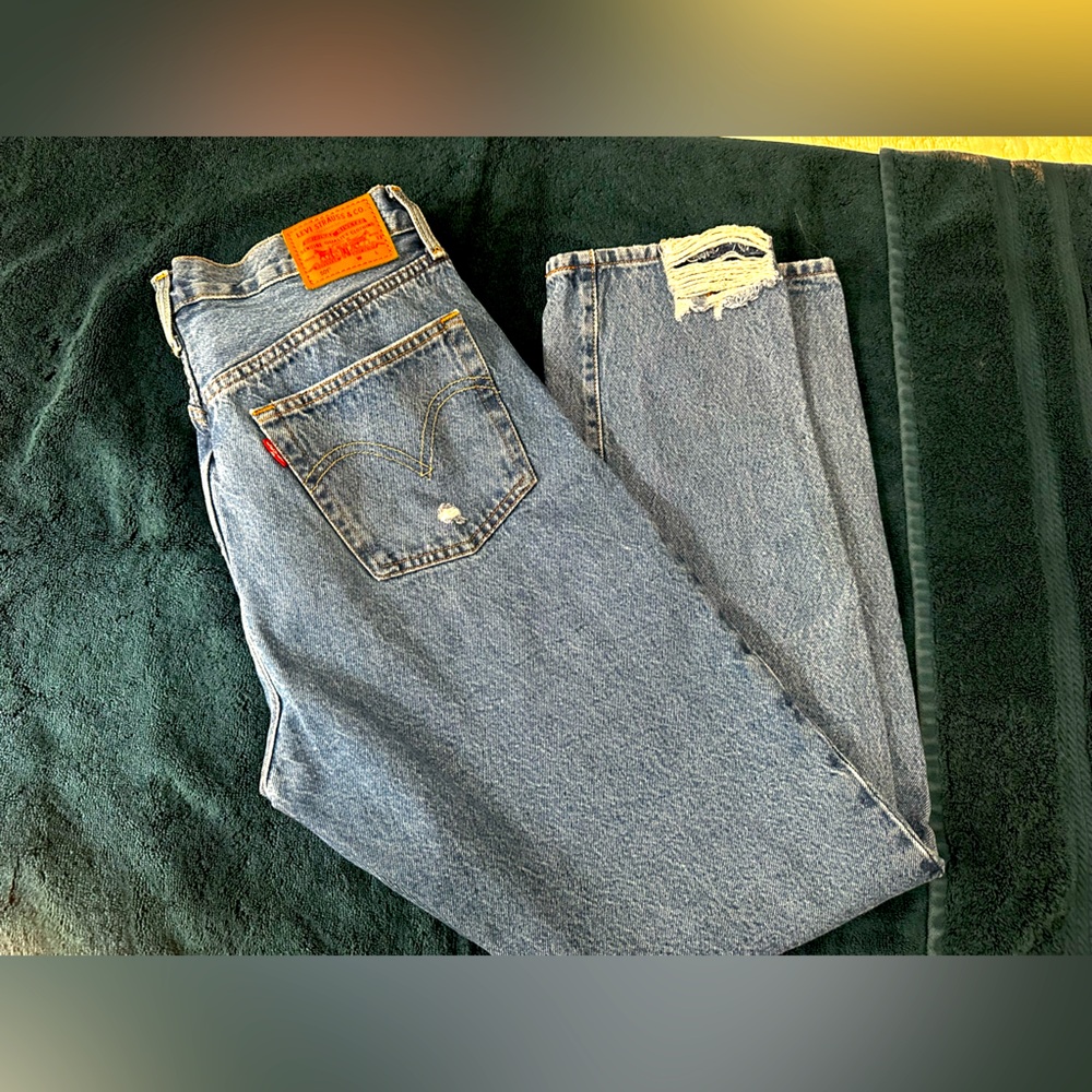 501 Original Fit Women’s Jeans size 31 x 32. Hits different medium wash.
